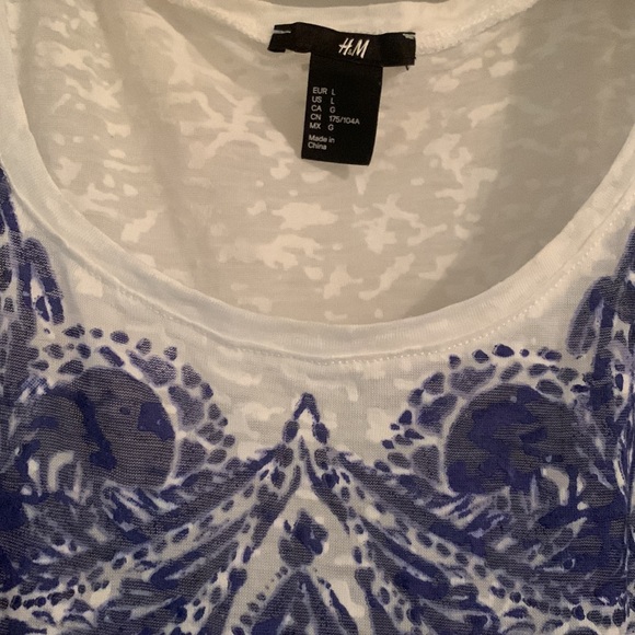 H&M Lightweight Tee: Lovely Blue & White Geo design, Sheerness & Boho look - Picture 4 of 7